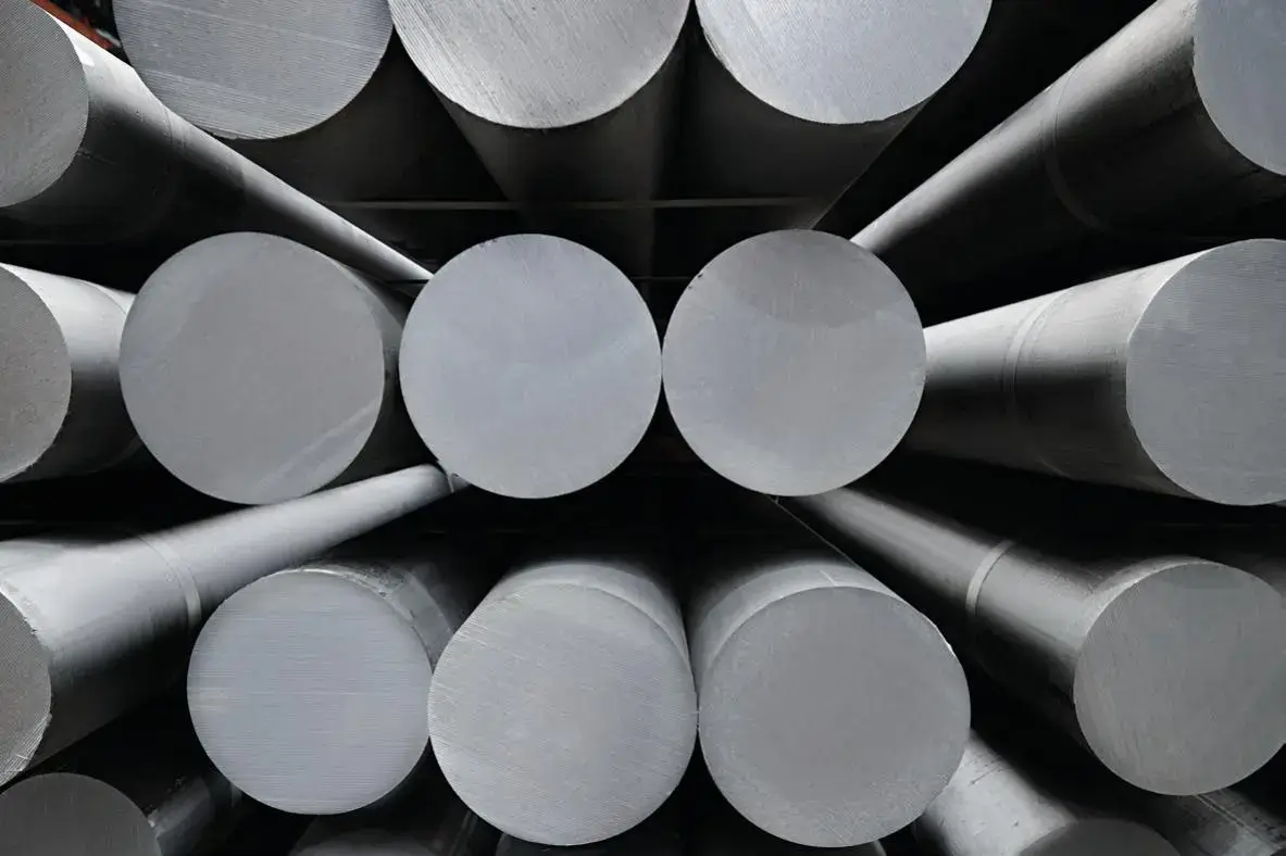Infographic showing the molecular structure of carbon steel.