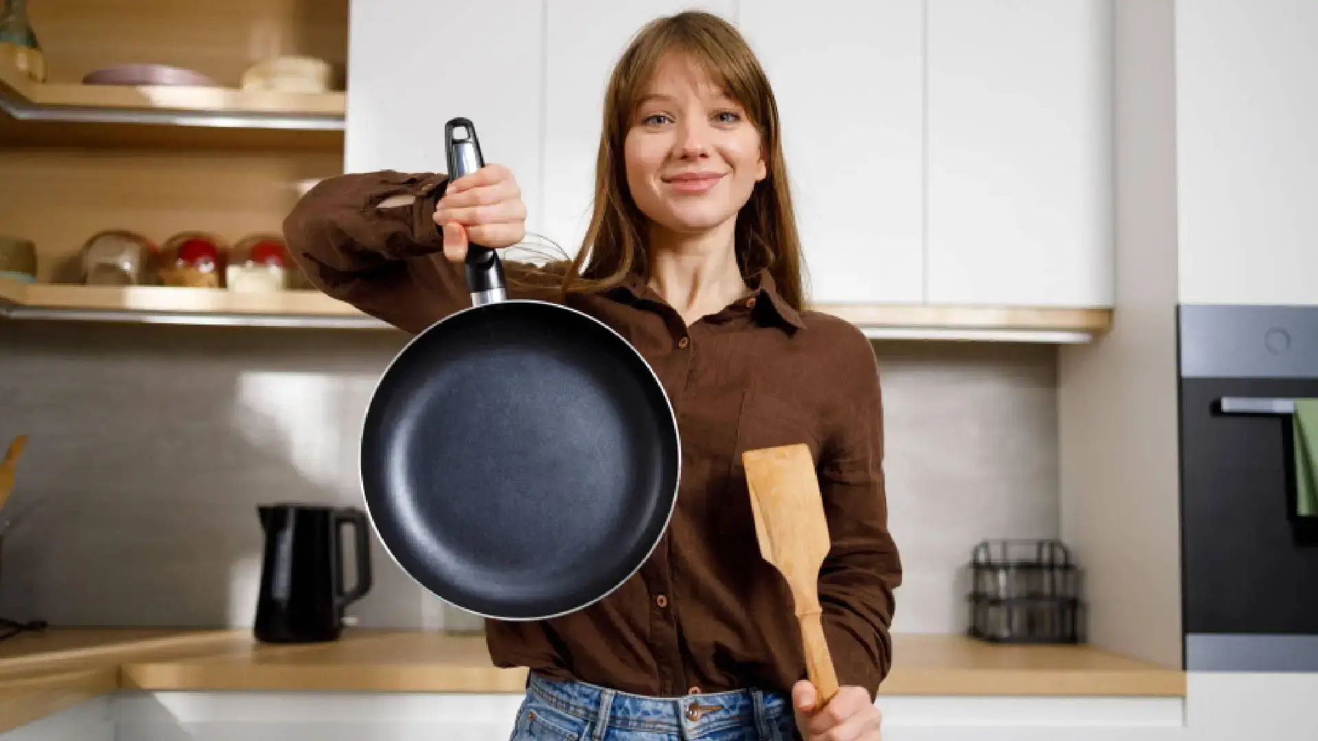 A person comfortably holding an ergonomically designed pan.